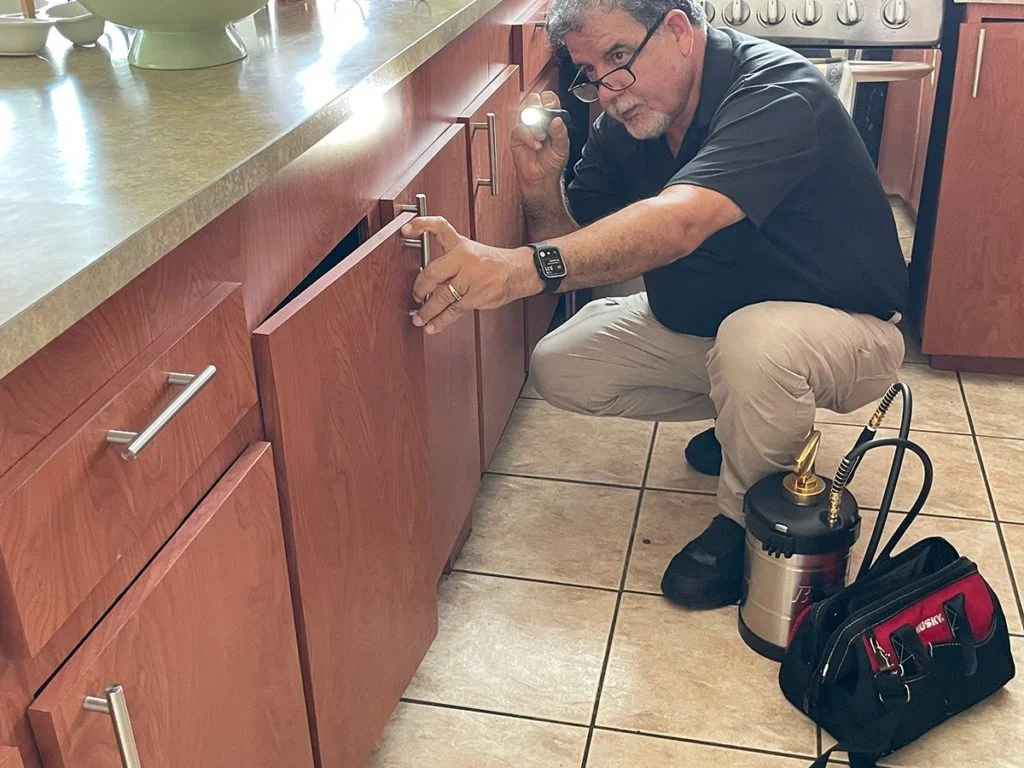 Rafael Pagán realizando una inspección de control de plagas